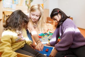 Kinder spielen zusammen