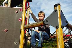 Kinder auf dem alten Klettergerüst